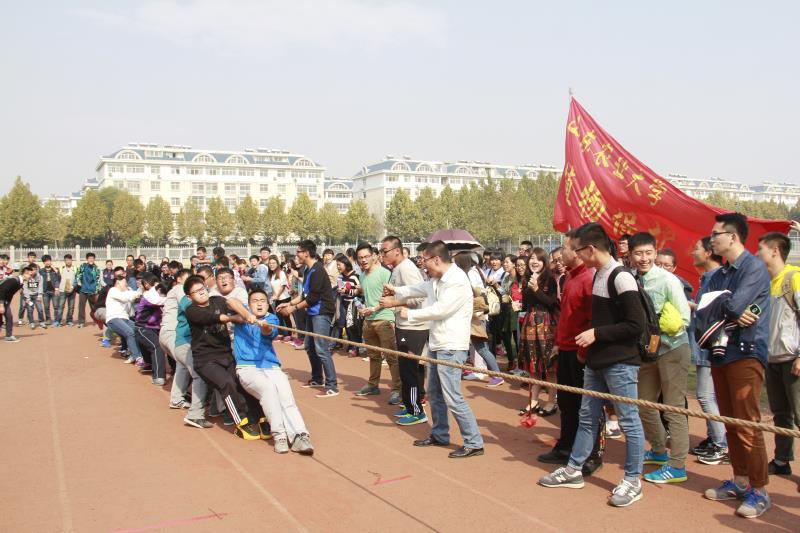 团委老师为参赛团队加油助威