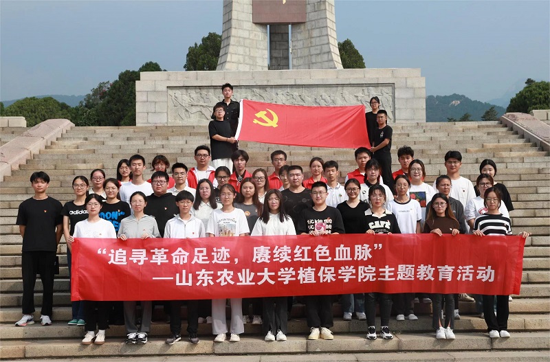 英国威廉希尔公司赴泰安革命烈士陵园开展...