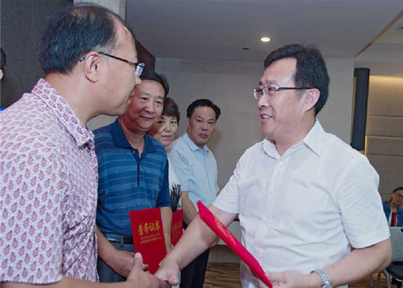学校党委书记徐剑波向郑方强颁发荣誉证书