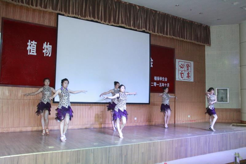 学生会成员展示才艺