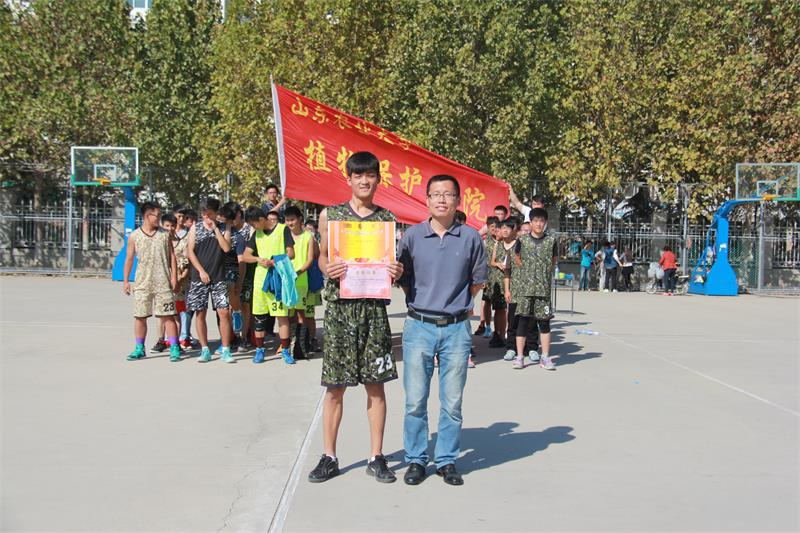 学院团委老师与冠军队代表合影留念